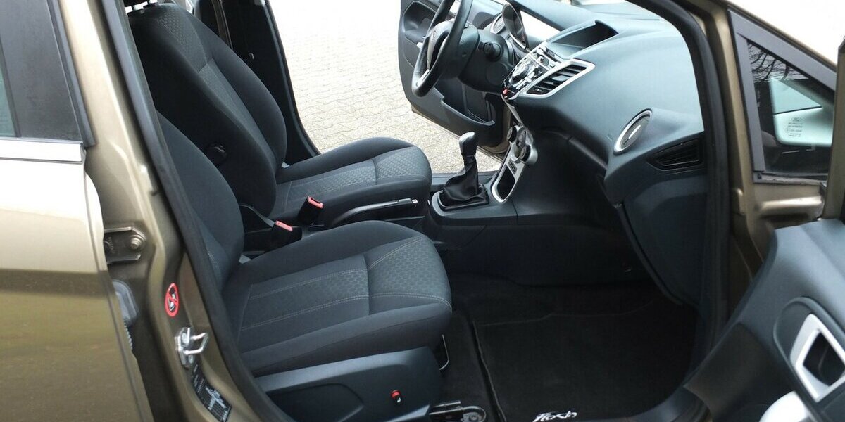 Ford Fiesta TITANIUM KLIMAAUTOMATIK RÜCKFAHRKAMERA 115.395 km 5.908 &euro; Köln 50858