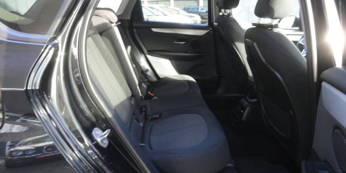 BMW 218 Active Tourer Autom Navi LED Klimatr.PDC SHZ 112.000 km 12.900 &euro; Neuss 41462