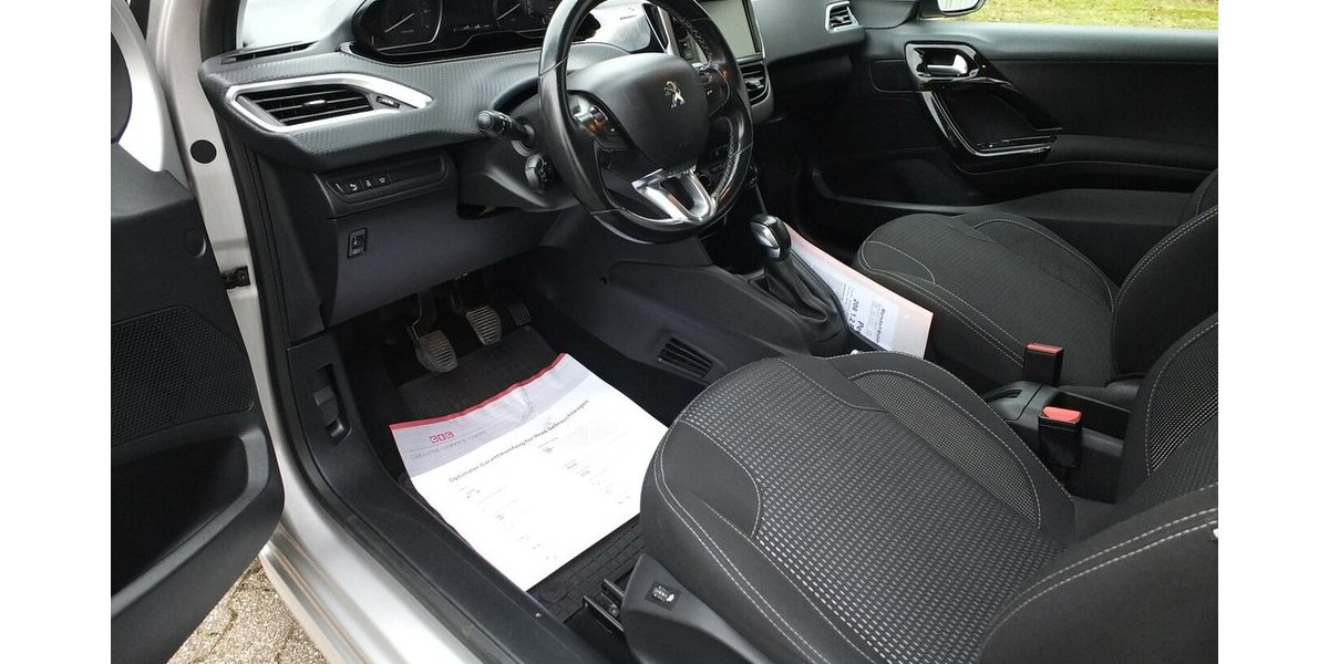 Peugeot 208 1.2 PURE TECH ALLURE KLIMA PDC SHZ SPORT LMF 98.599 km 7.500 &euro; Köln 50858