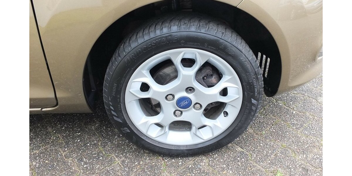 Ford Fiesta TITANIUM KLIMAAUTOMATIK RÜCKFAHRKAMERA 115.395 km 5.908 &euro; Köln 50858