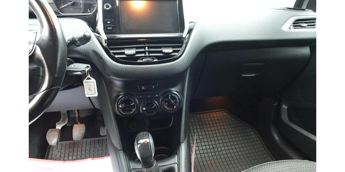 Peugeot 208 1.2 PURE TECH ALLURE KLIMAPDC SHZ SPORT LMF 98.599 km 7.704 &euro; Köln 50858