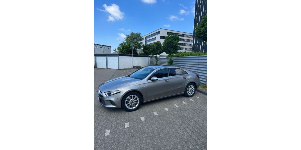 Mercedes-Benz A 250 65.000 km 22.100 &euro; Düsseldorf 40223
