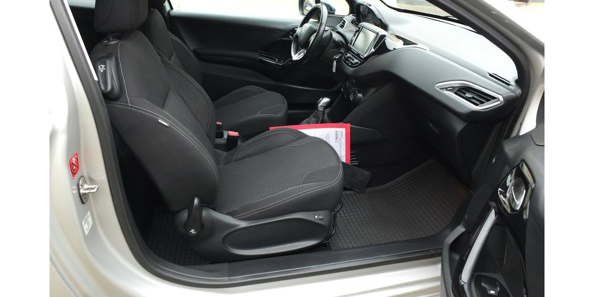 Peugeot 208 1.2 PURE TECH ALLURE KLIMAPDC SHZ SPORT LMF 98.599 km 7.704 &euro; Köln 50858