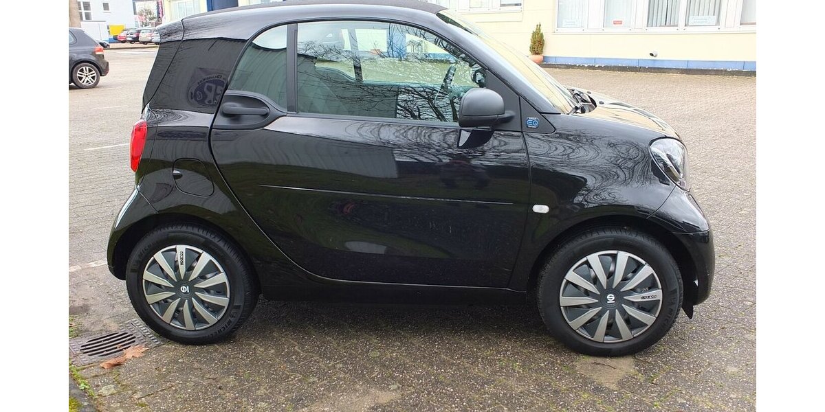 Smart ForTwo electric drive EQ AUTOMATIK KLIMAAUTOMATIK 5.183 km 10.700 &euro; Köln 50858