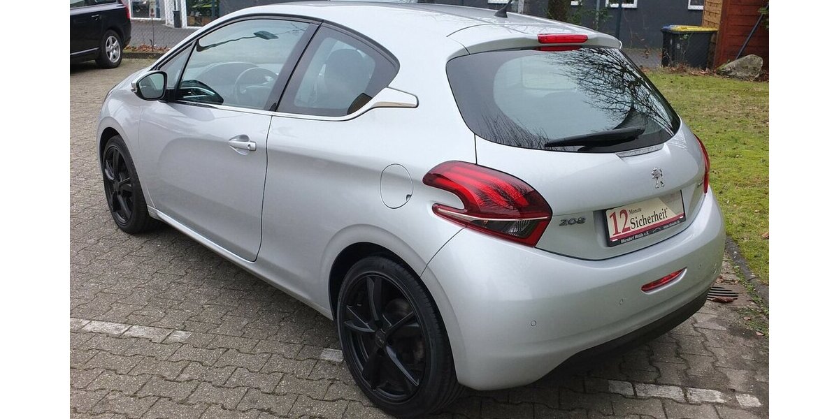 Peugeot 208 1.2 PURE TECH ALLURE KLIMAPDC SHZ SPORT LMF 98.599 km 7.704 &euro; Köln 50858