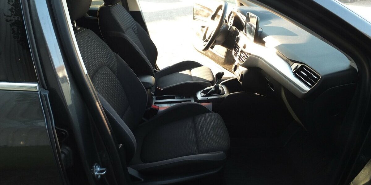 Ford Focus NAVI BLUETOOTH SHZ PARCTRONIC 1 HAND 124.895 km 11.500 &euro; Köln 50858