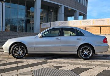 Mercedes-Benz E 220 97.722 km 10.300 &euro; Düsseldorf 40545
