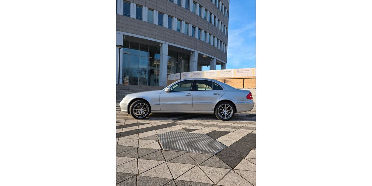 Mercedes-Benz E 220 97.722 km 10.300 &euro; Düsseldorf 40545