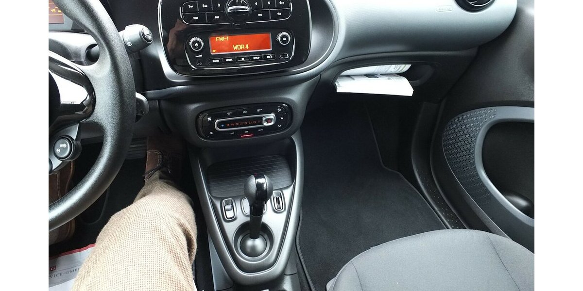 Smart ForTwo electric drive EQ AUTOMATIK KLIMAAUTOMATIK 5.183 km 10.700 &euro; Köln 50858