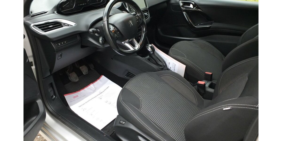 Peugeot 208 1.2 PURE TECH ALLURE KLIMA PDC SHZ SPORT LMF 98.599 km 7.500 &euro; Köln 50858