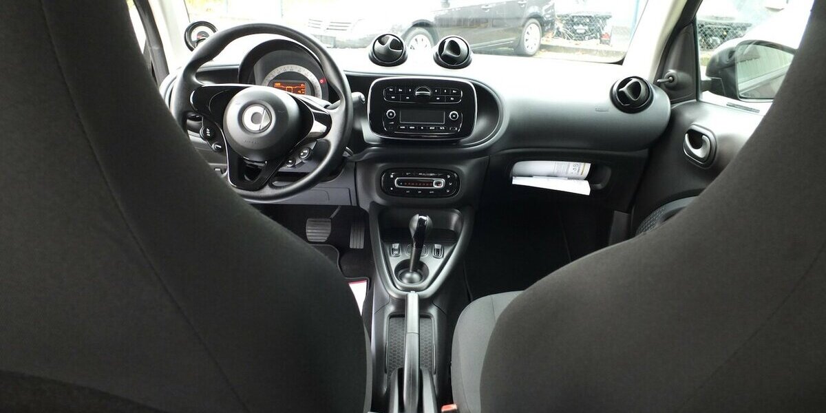 Smart ForTwo electric drive EQ AUTOMATIK KLIMAAUTOMATIK 5.183 km 10.700 &euro; Köln 50858