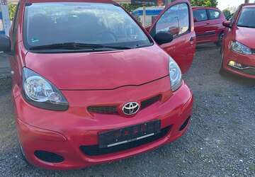 Toyota Aygo 132.000 km 2.500 &euro; Köln-Poll (ARAL Tankstelle ) 51105